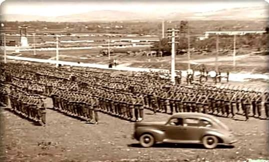 طرابلس سنة 1942 جنود استراليون يستعرضون وحداتهم أمام أحد المراكز التابعة لهم  